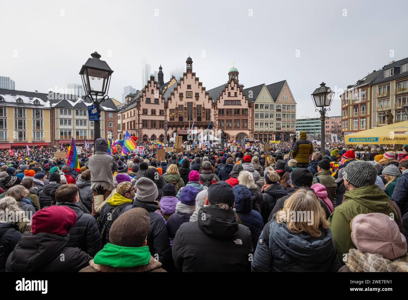 Rund 000 Menschen versammelten sich am 20. Januar 2024 auf dem Roemerberg in Frankfurt am Main, um gegen AfD und Rechtsextremismus zu demonstrieren Stockfoto