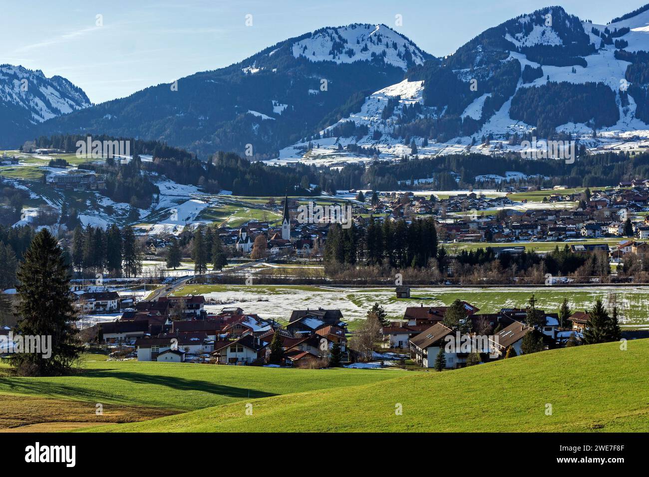 Blick auf Fischen und Fischen-Au, Bolsterlanger Horn im Hintergrund, Illertal, Oberallgaeu, Allgaeu, Bayern, Deutschland Stockfoto