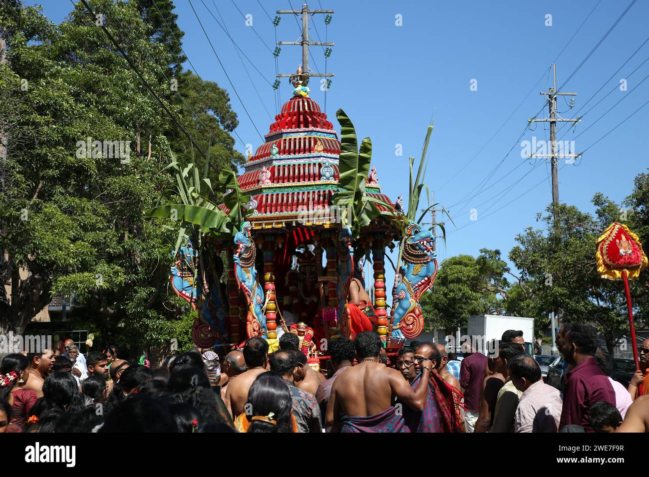 Sydney, Australien. Januar 2024. Wagenparade (Therr Thiruvizha) am Sri Karphaga Vinayakar Tempel, 123 The Crescent, Homebush West, NSW 2140. Die Chariot Parade nahm eine Route um den Block mit Musik und Tanz, während Anhänger den Wagen zogen und ein Mann hinter ihm den Boden entlang rollte. Richard Milnes/Alamy Live News Stockfoto