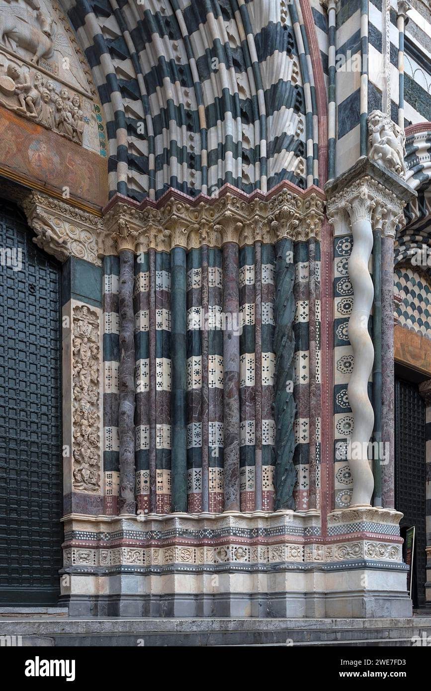 Dekorative Säulen am Hauptportal der Kathedrale von San Lorenzo, Piazza San Lorenzo, Genua, Italien Stockfoto