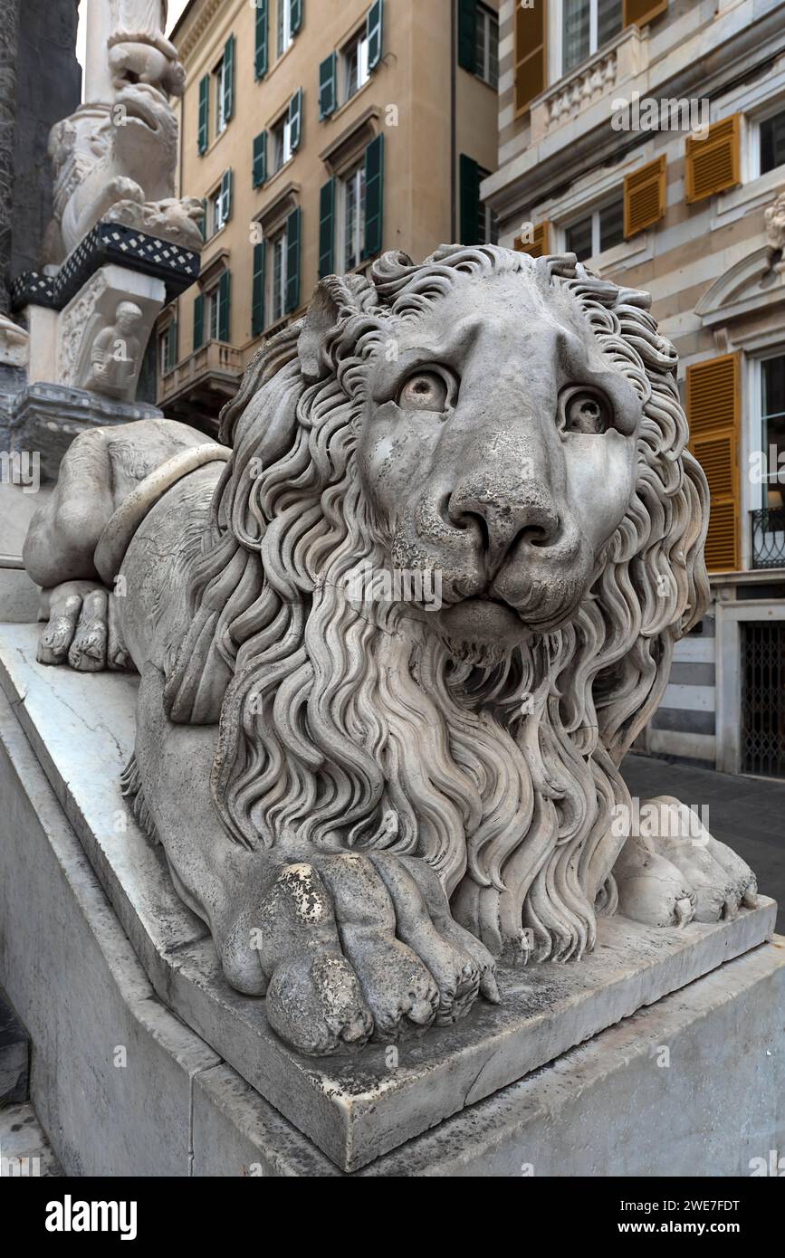 Große Löwenskulptur vor der Kathedrale von San Lorenzo, Piazza San Lorenzo, Genua, Italien Stockfoto