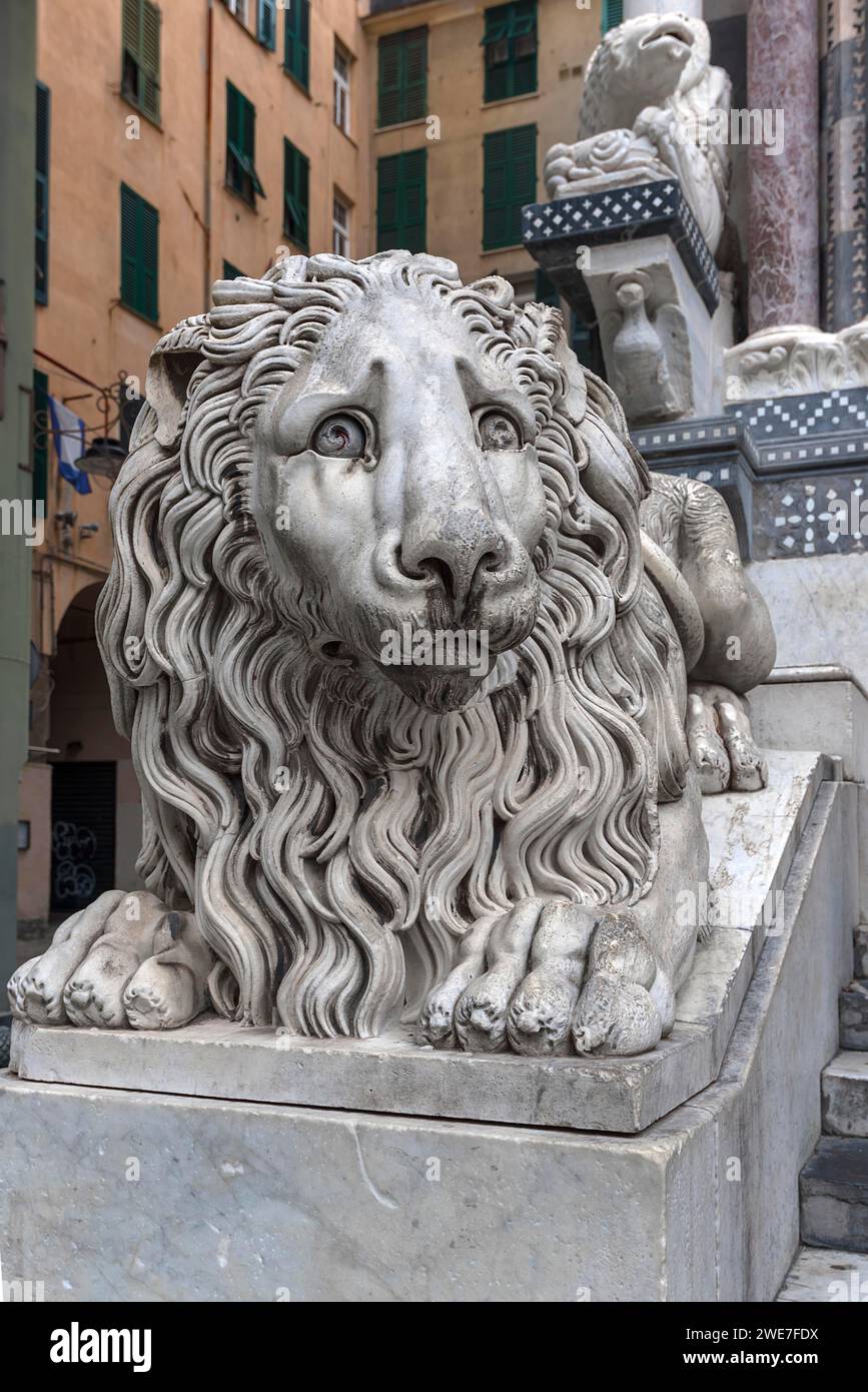 Große Löwenskulptur vor der Kathedrale von San Lorenzo, Piazza San Lorenzo, Genua, Italien Stockfoto