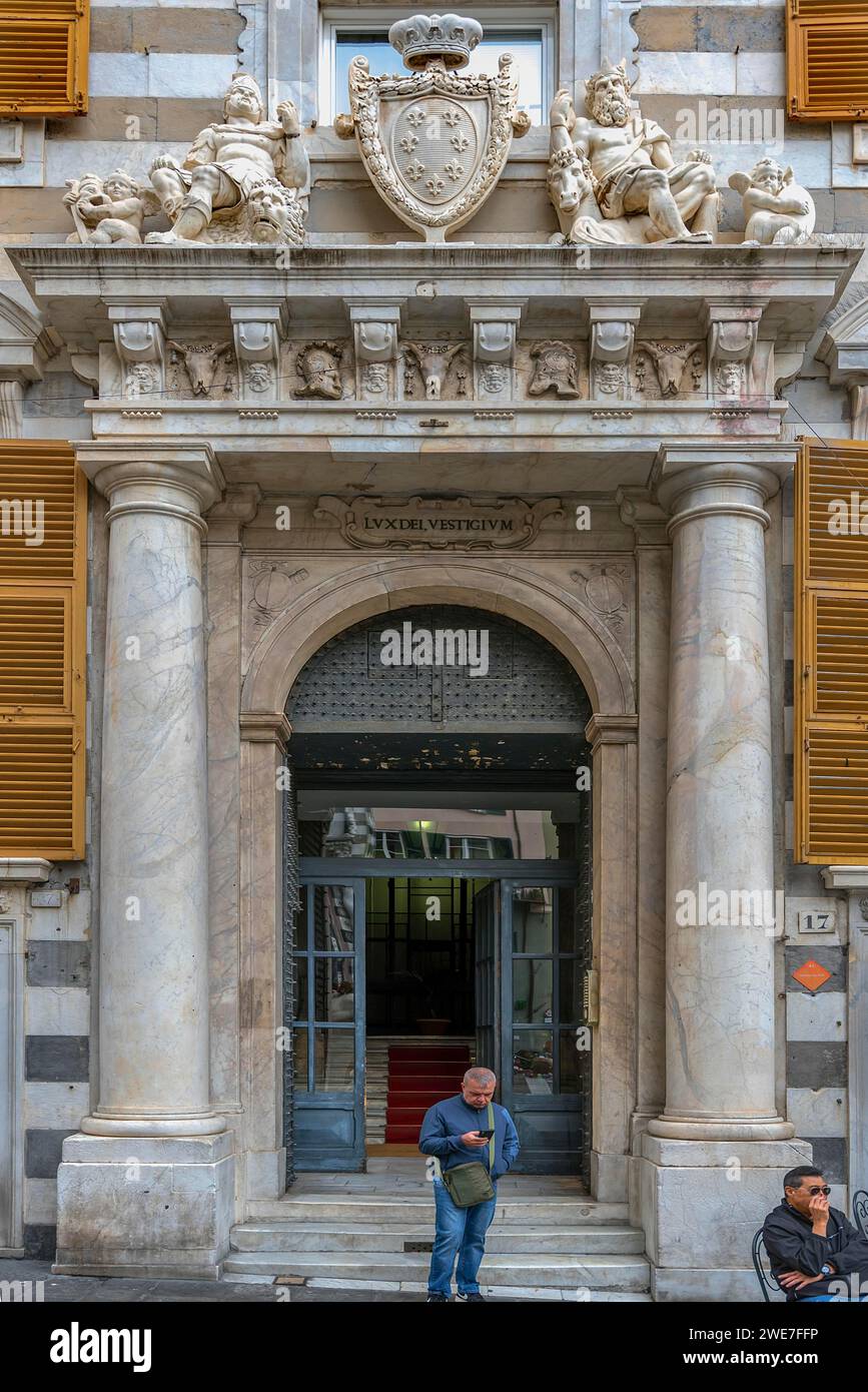 Eingangsportal des Palazzo Sinibaldo Fieschi, erbaut 1618, Via S. Lorenzo, 17, Genua, Italien Stockfoto