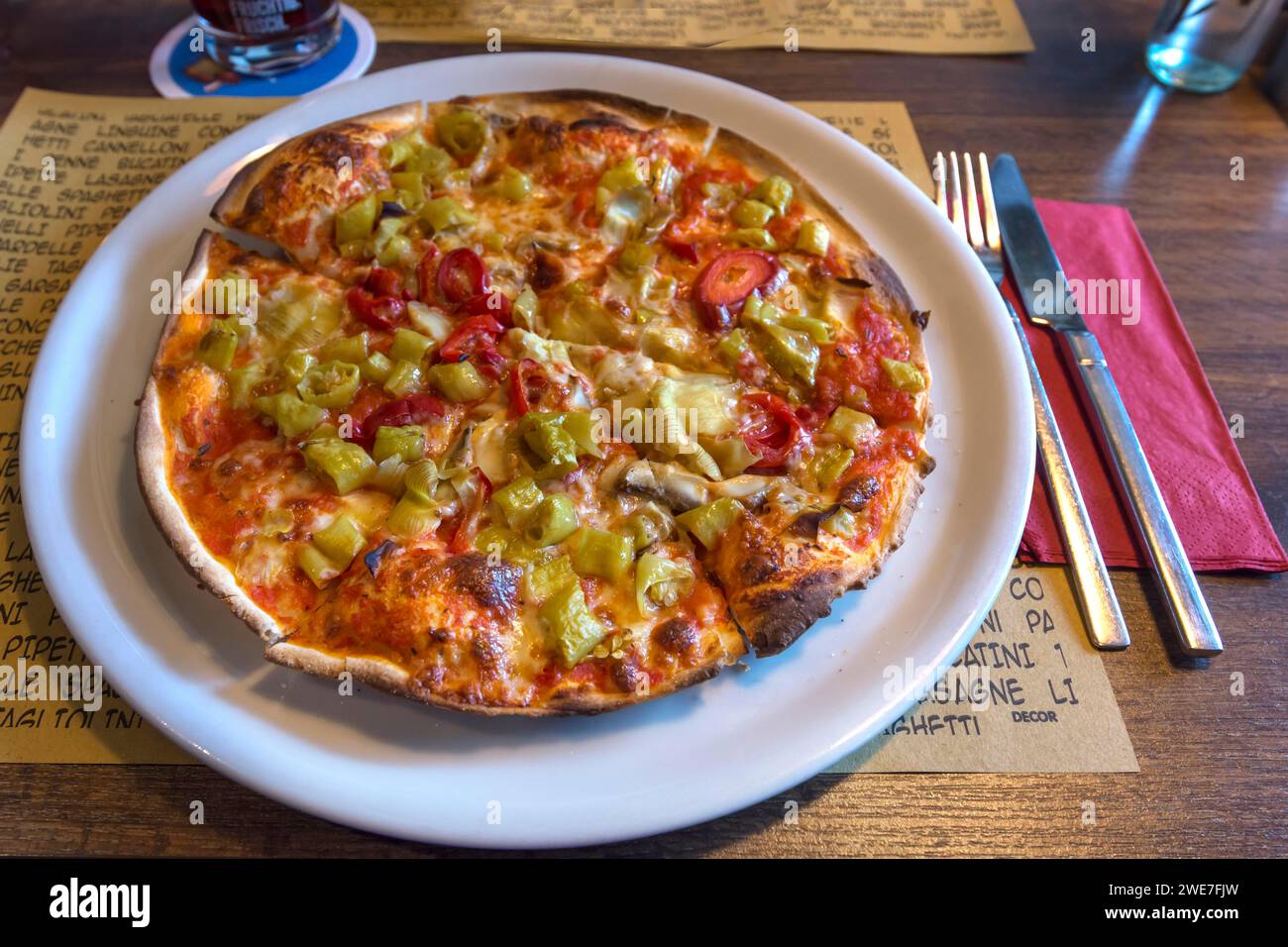 Pizza Vegitaria serviert am Tisch, Bayern, Deutschland Stockfoto