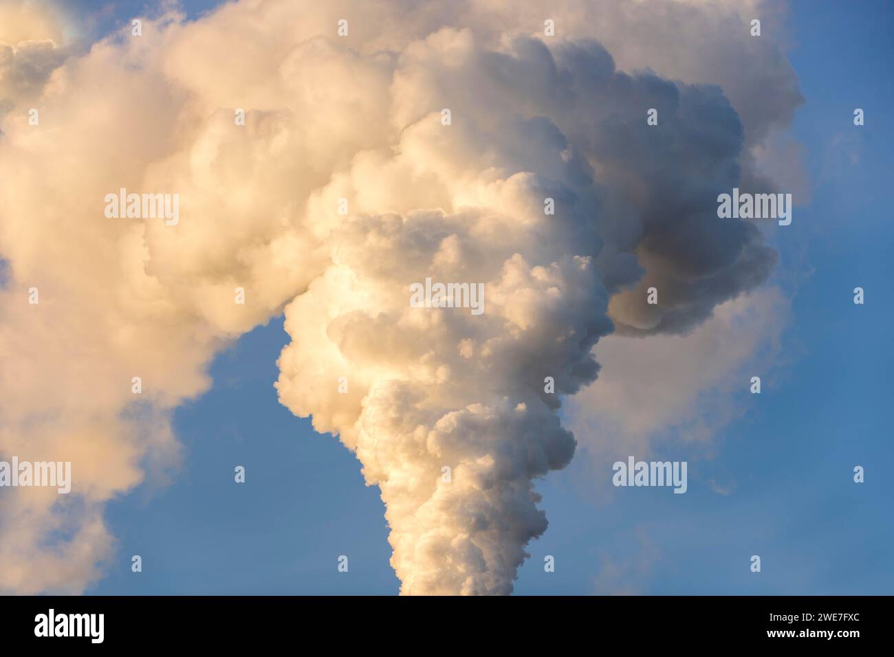 Symbolisches Bild Energiewende, fossile Brennstoffe, Rauch, Industrieanlagen, Schornstein, Stapel, Rauch, Kohle, Baden-Württemberg, Deutschland Stockfoto
