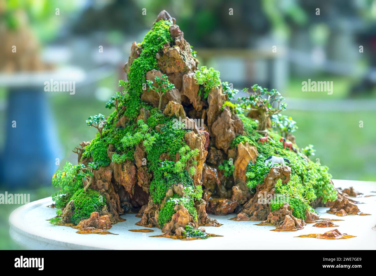 Bonsai und Penjing mit Miniatur in einem Fach wie im menschlichen Leben zu sagen muss stark steigen werden, Geduld überwinden alle Herausforderungen gut und sinnvoll zu leben Stockfoto