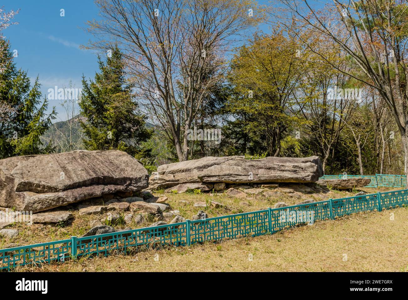 Antike Felsbrocken im eingezäunten Steingarten im Wildnis-Bergpark in Südkorea Stockfoto