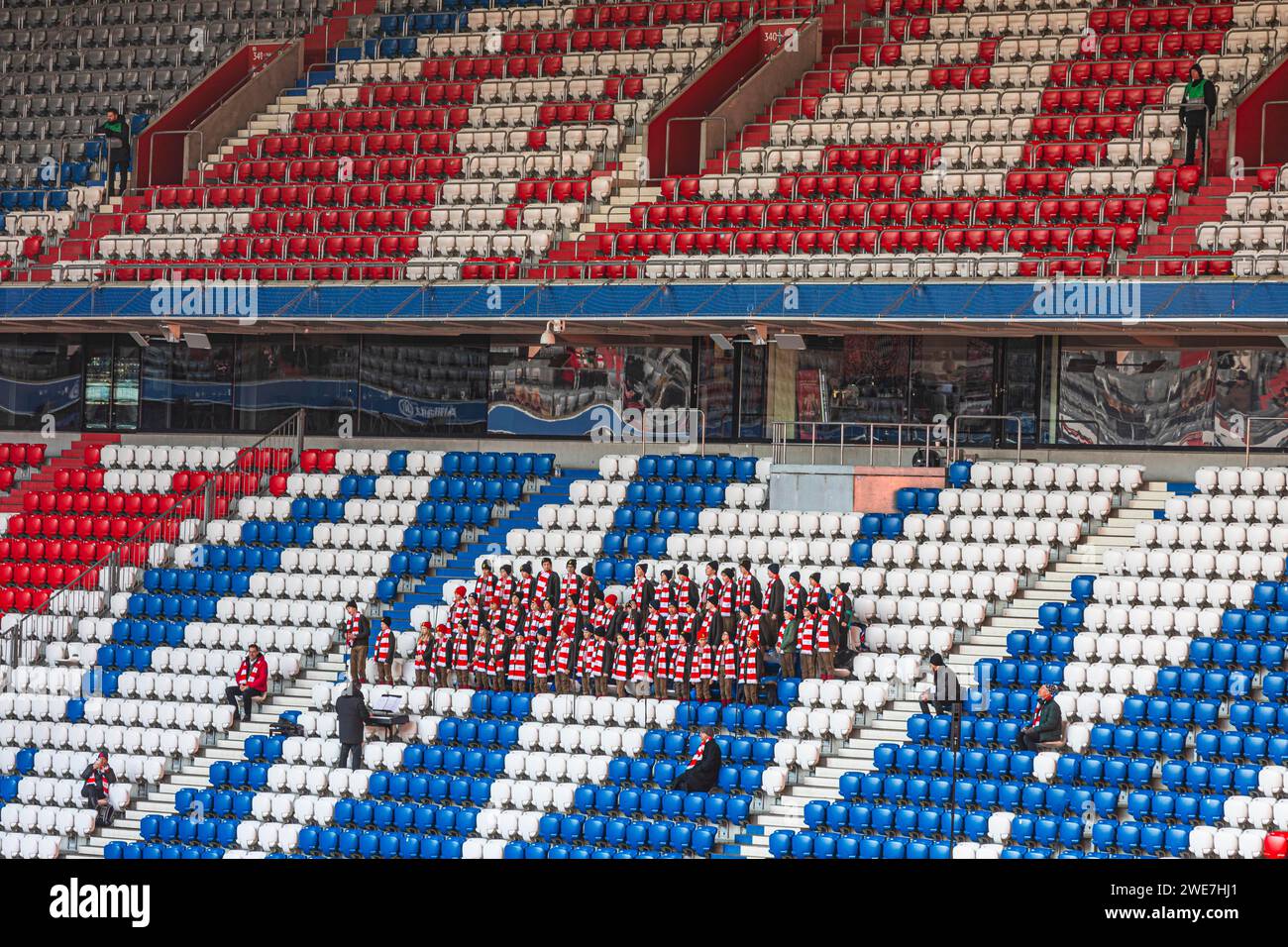 Der Toelzer Knabenchor singt im Gedenkgottesdienst des FC Bayern München für Franz Beckenbauer, Allianz Arena, Froettmaning, München Stockfoto