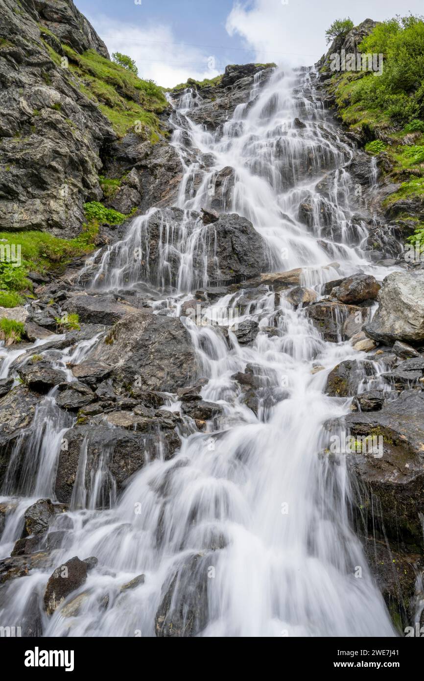 Wasserfall am Berghang, lange Exposition, Berliner Hoehenweg, Zillertaler Alpen, Tirol, Österreich Stockfoto