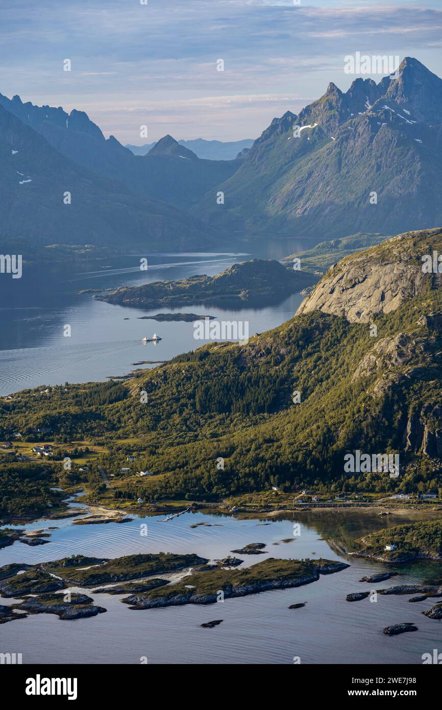 Fjord Raftsund und Berge im stimmungsvollen Abendlicht, Blick vom Gipfel von Dronningsvarden oder Stortinden, Vesteralen, Norwegen Stockfoto