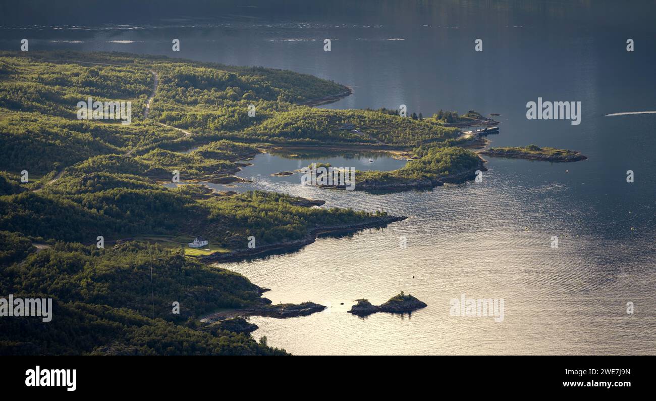 Küste im stimmungsvollen Abendlicht, Blick vom Gipfel von Dronningsvarden oder Stortinden, Raftsund, Vesteralen, Norwegen Stockfoto