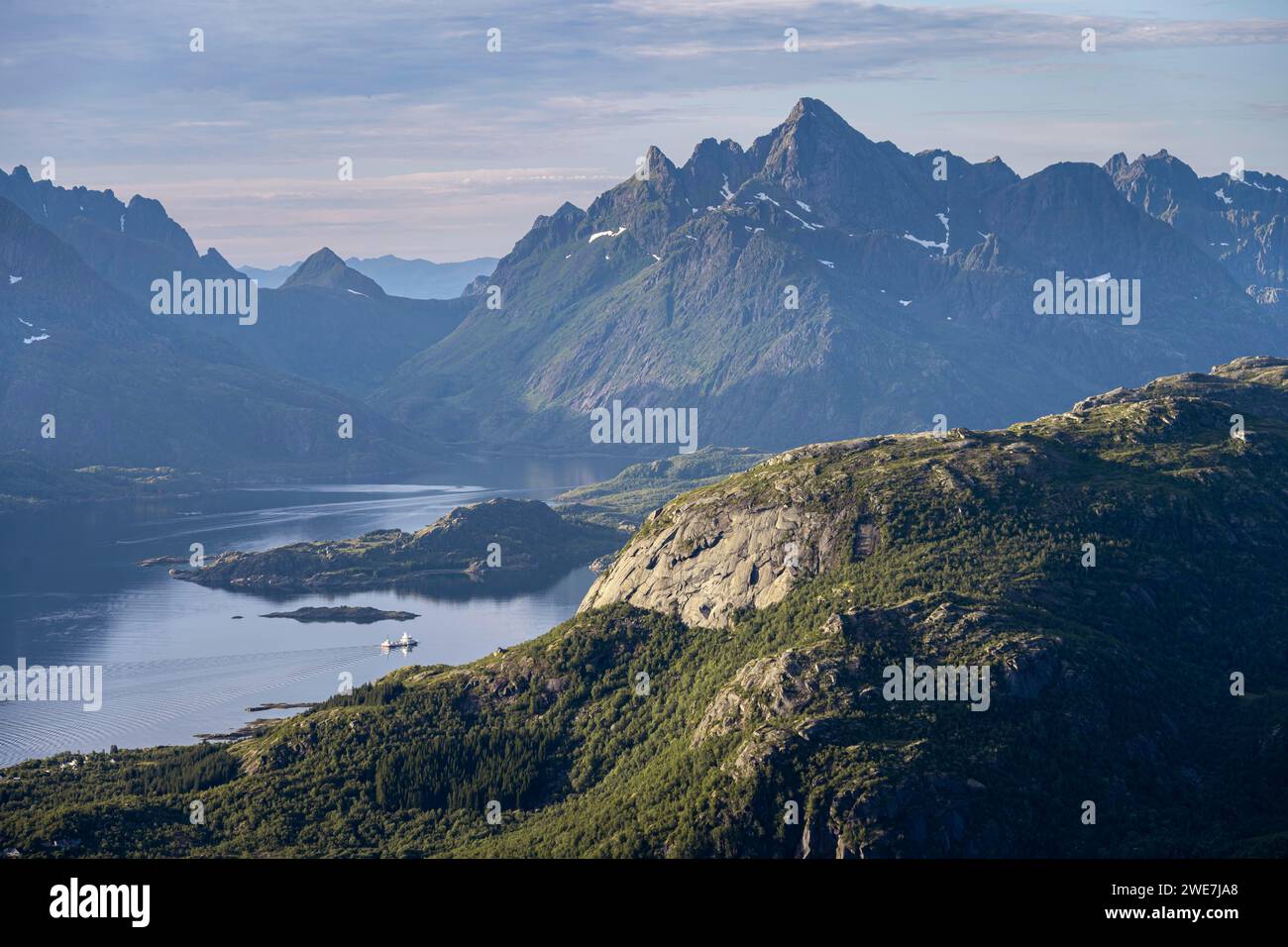 Fjord Raftsund und Berge im stimmungsvollen Abendlicht, Blick vom Gipfel von Dronningsvarden oder Stortinden, Vesteralen, Norwegen Stockfoto