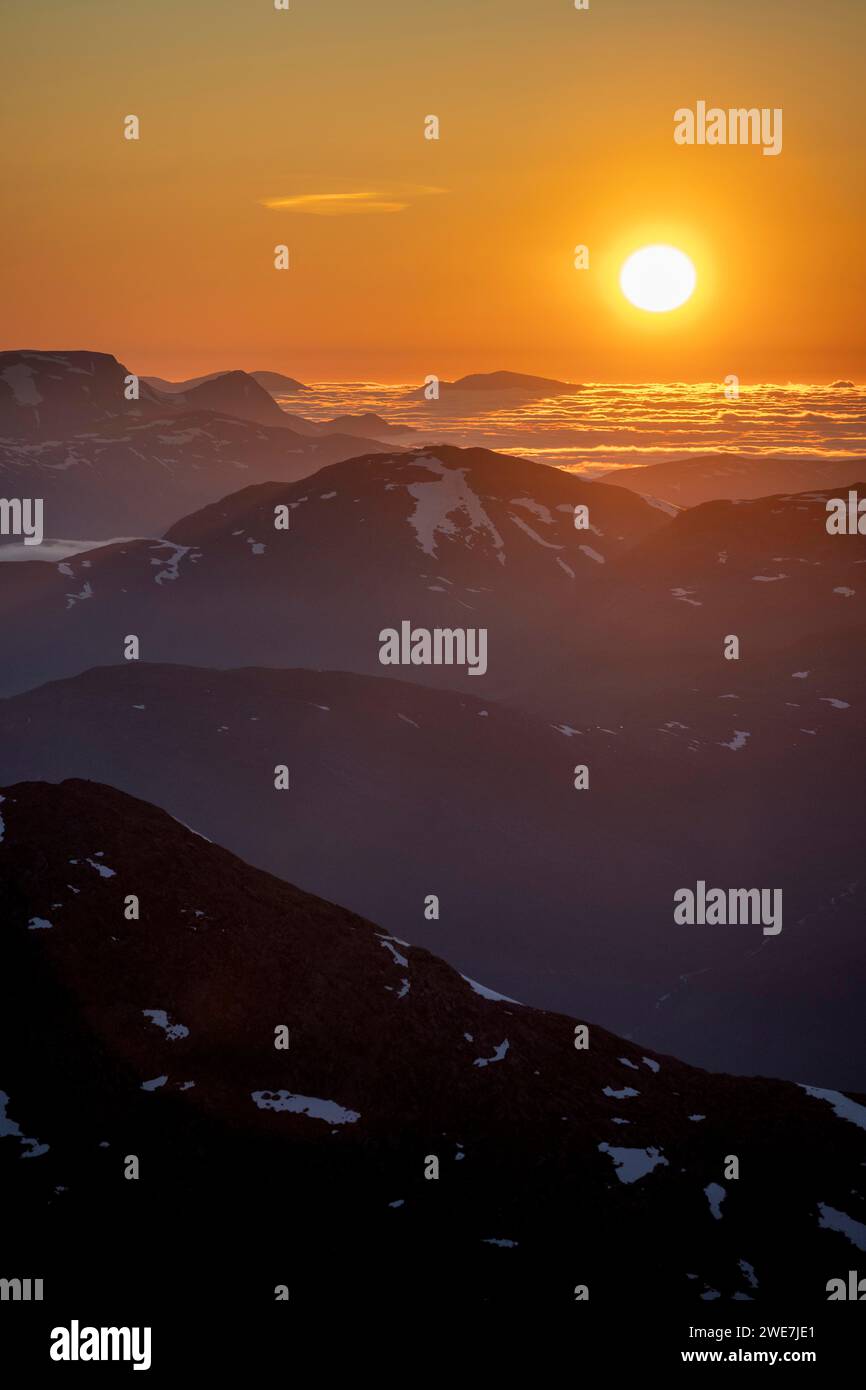 Sonnenuntergang hinter den Bergen, Bergpanorama vom Gipfel von Skala, Loen, Norwegen Stockfoto