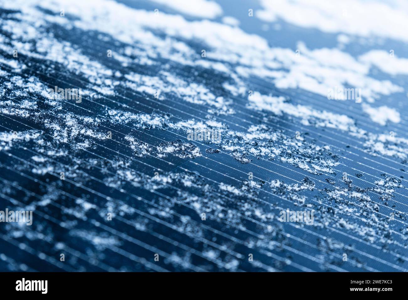 Nahaufnahme von gefrorenem Eis auf einer Solarzelle eines Balkonkraftwerks Düsseldorf Stockfoto