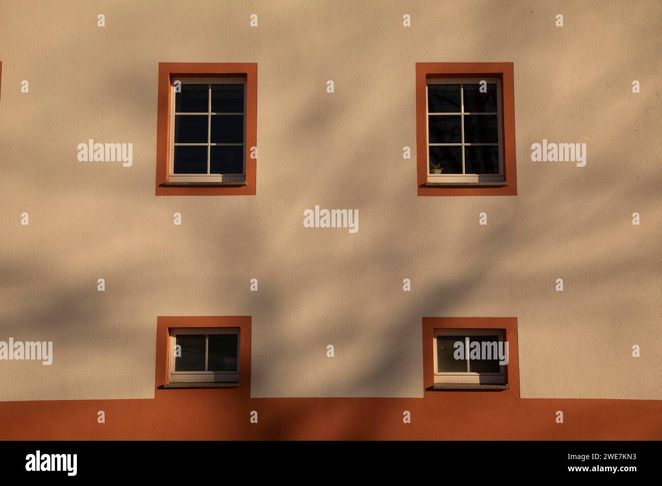 Hauswand mit Licht und Schatten, Freiburg im Breisgau, Baden-Württemberg, Deutschland Stockfoto