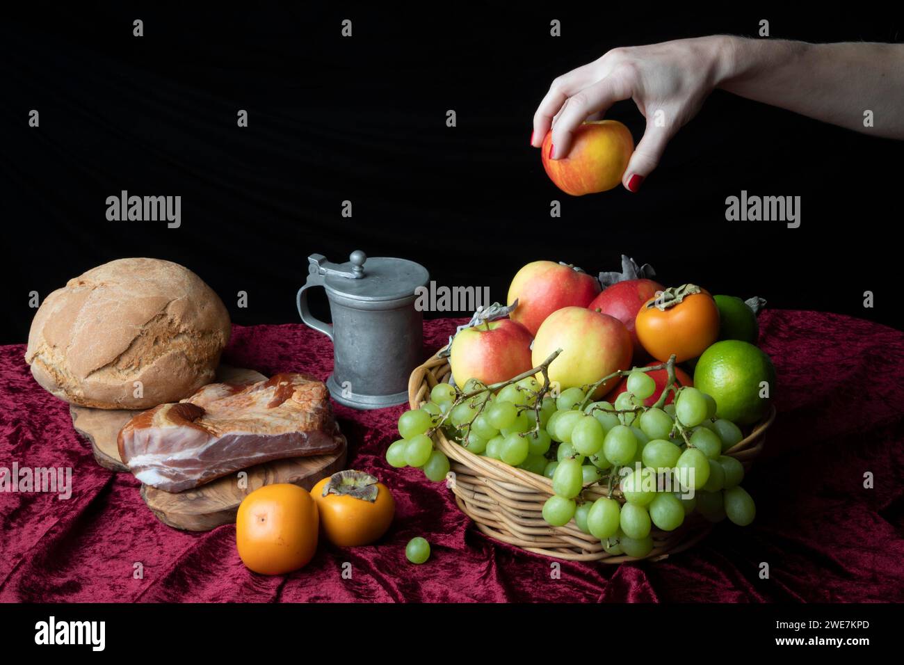 Stillleben mit Hand, Kanne, Speck, Brot und Obst, Freiburg im Breisgau, Baden-Württemberg, Deutschland Stockfoto