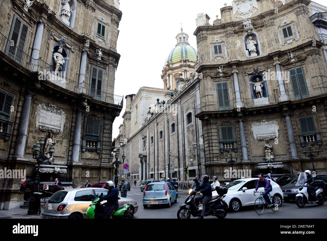 Quattro Canti ist ein achteckiger barockplatz im Stadtzentrum von Palermo, Sizilien, Italien. Stockfoto