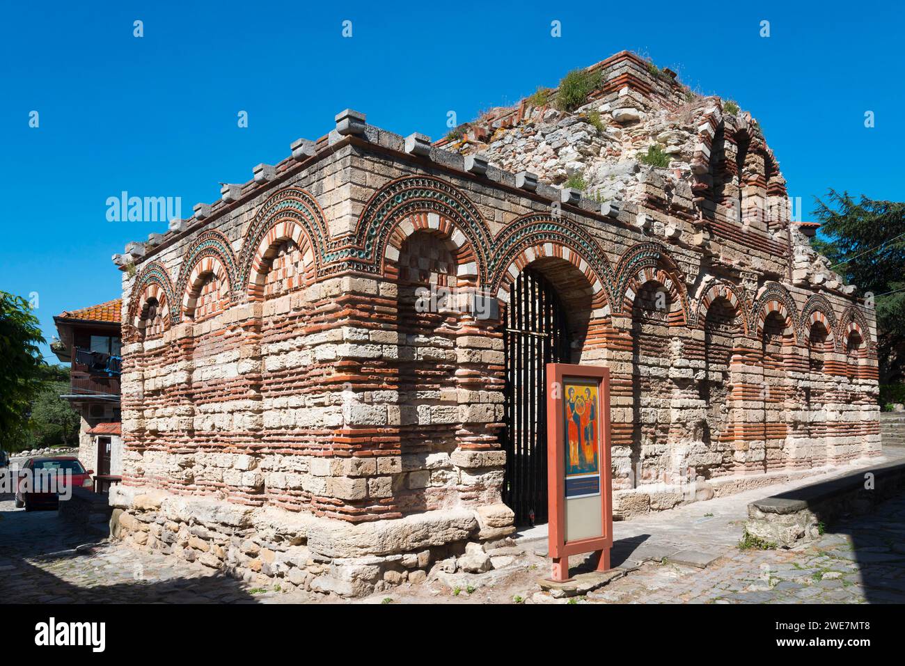 Historische Kirchenruinen aus roten Ziegeln unter einem klaren blauen Himmel, Kirche der Heiligen Erzengel Michael und Gabriel, Schwarzes Meer, Nesebar, Nessebar Stockfoto
