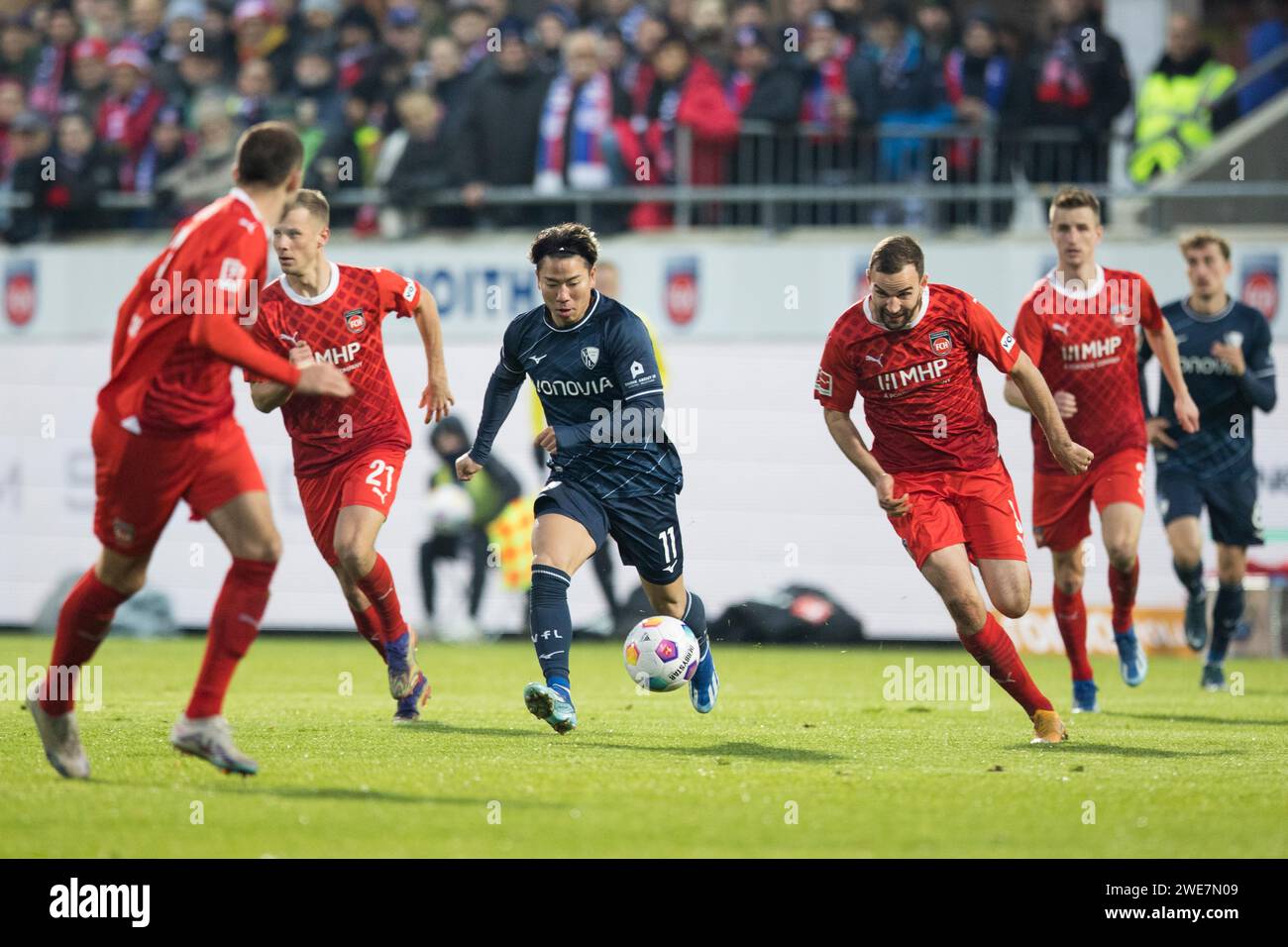 Fußballspiel, Benedikt GIMBER 1.FC Heidenheim im Laufduell mit Takuma ASANO VFL Bochum, Voith-Arena Fußballstadion, Heidenheim Stockfoto