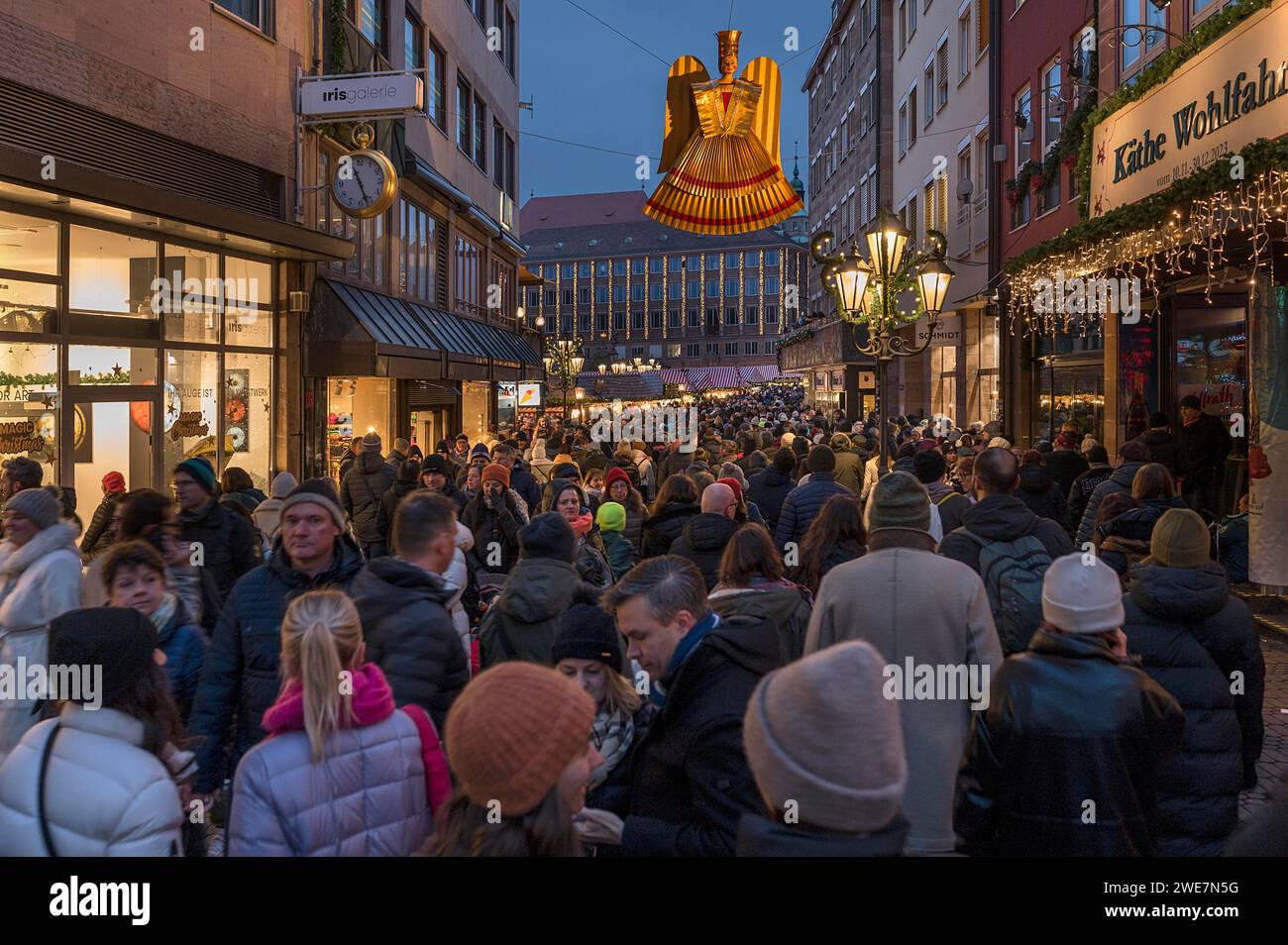 Touristen auf dem Nürnberger Weihnachtsmarkt, Nürnberg, Mittelfranken, Bayern, Deutschland Stockfoto