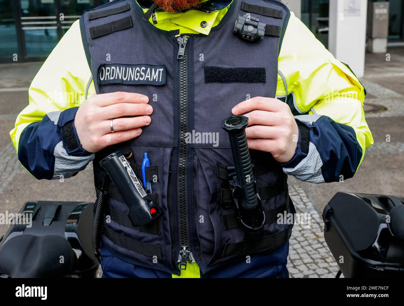 Ein Angestellter der Fahrradschwadron des Ordnungsamtes trägt eine Schutzweste, Berlin, 22.01.2024 Stockfoto