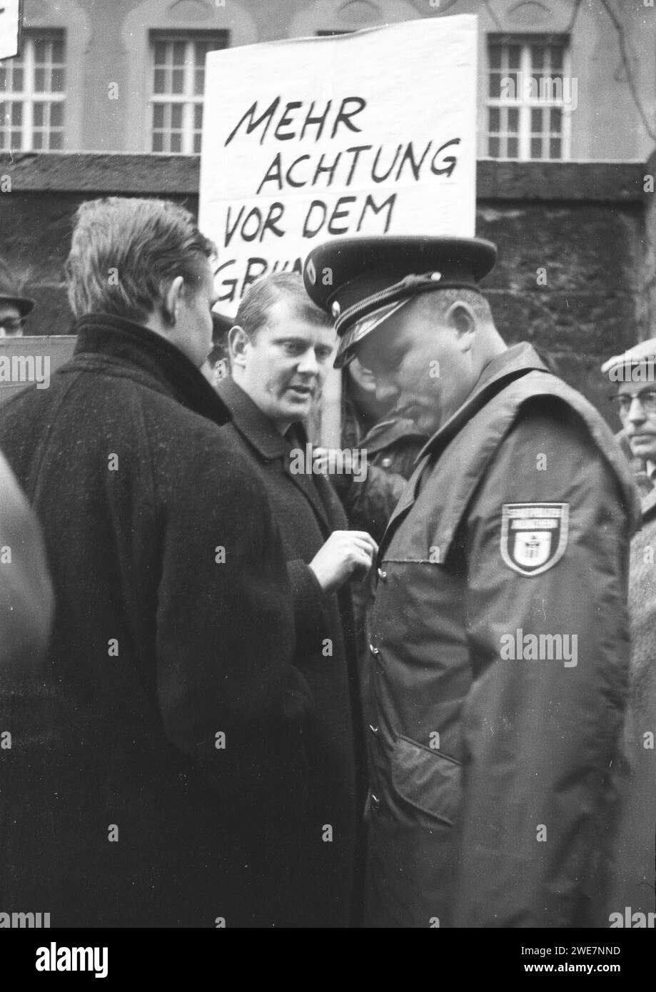 DEU, Deutschland, Dortmund: Persönlichkeiten aus Politik, Wirtschaft und Kultur aus den Jahren 1965-71. Politikwissenschaftler Andreas Buro, hier mit einem kleinen Stockfoto