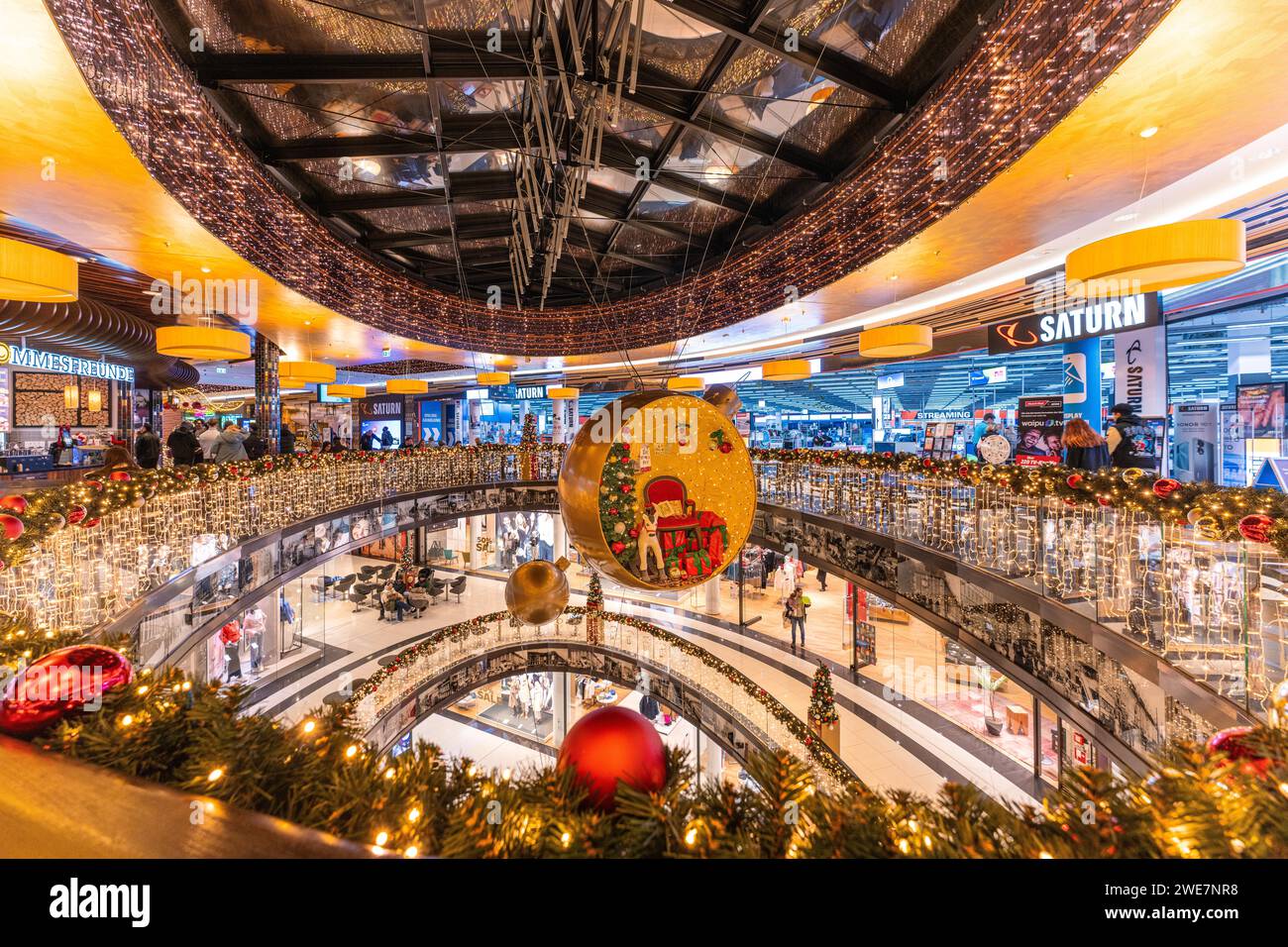 Blick auf das mehrstöckige Innere eines mit Weihnachtsdekoration dekorierten Einkaufszentrums, Berlin, Deutschland Stockfoto