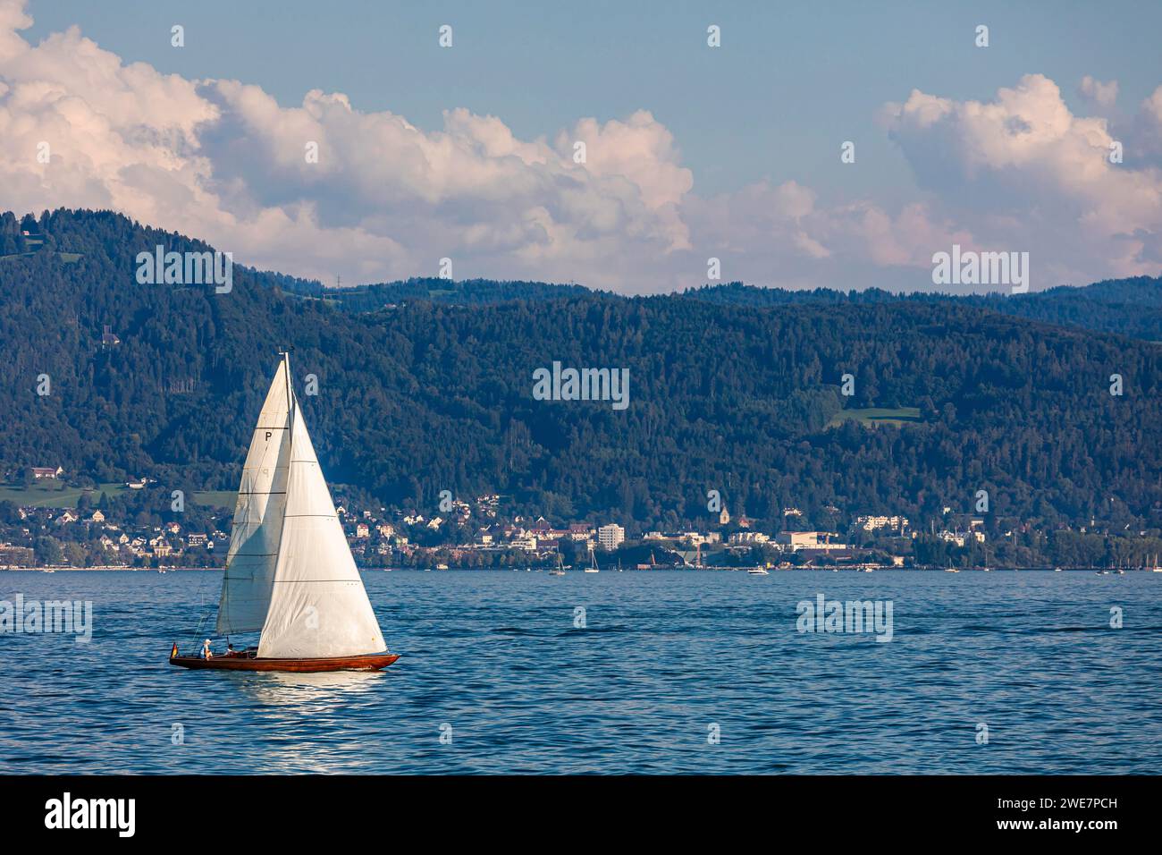 Klassische Segelyacht auf dem Bodensee vor Bregenz, Vorarlberg, Österreich Stockfoto