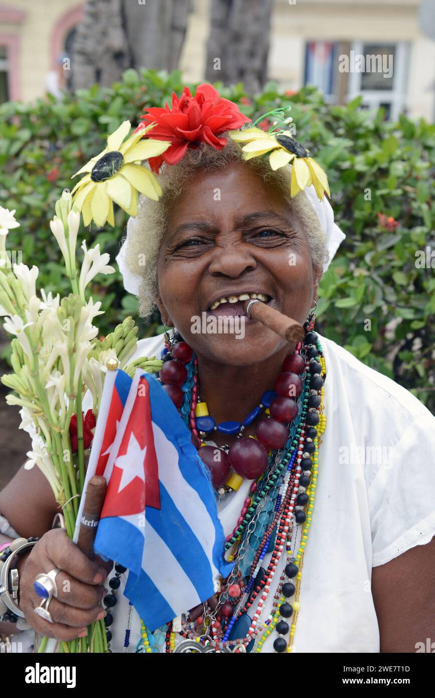 Porträt einer kubanischen Frau, die eine Zigarre im Mund hält. Havanna, Kuba. Stockfoto