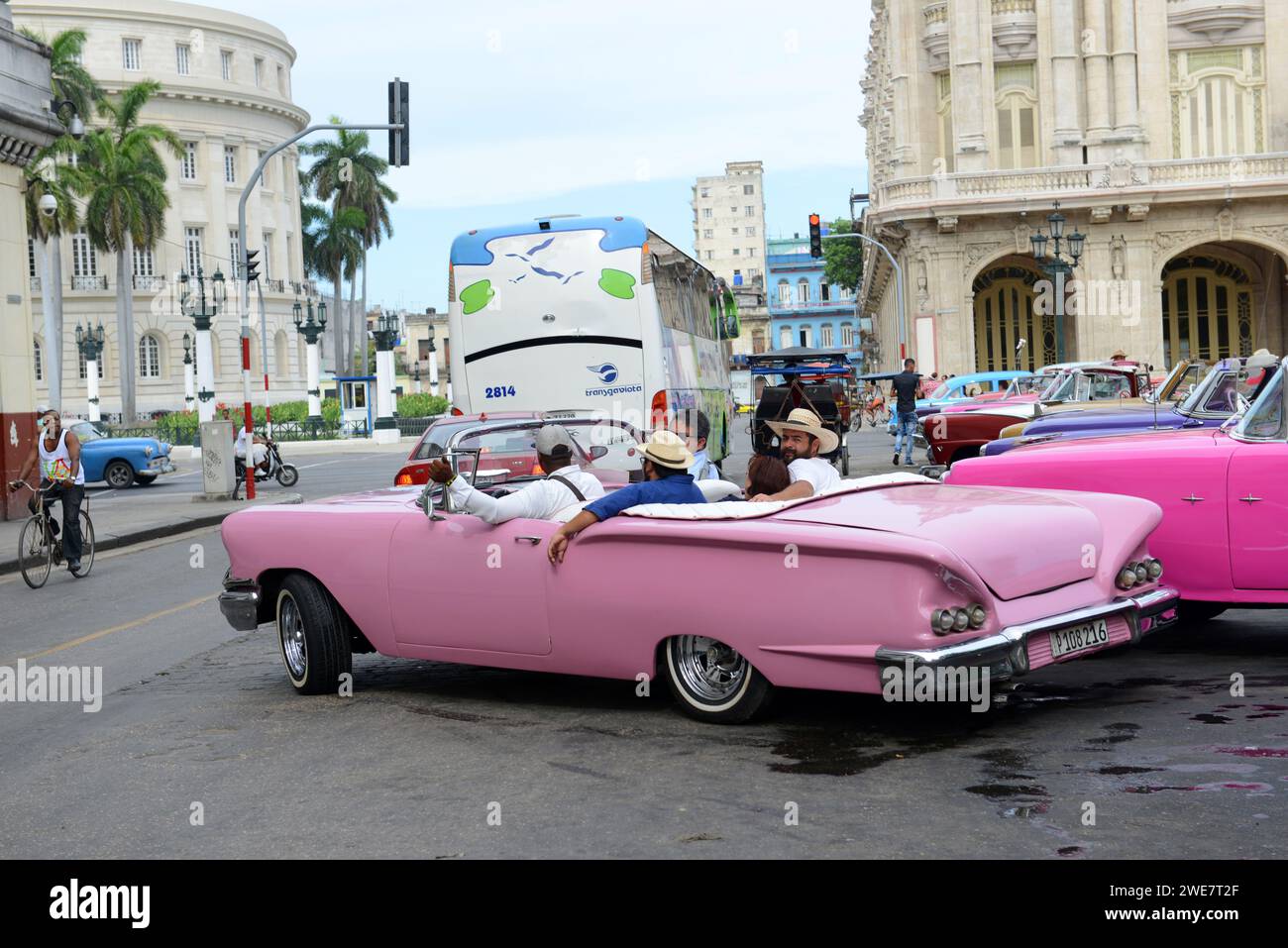 Touristen genießen eine Fahrt in einem klassischen amerikanischen Oldtimer aus den 1950er Jahren in Havanna, Kuba. Stockfoto