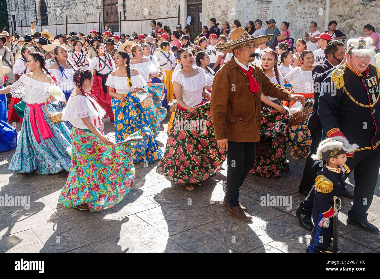 Merida Mexico, Centro Historico Central Historico Central Historico, Parade Tag der mexikanischen Revolution Regierungsfeiertag, Mann Männer männlich, Frau Frauen weiblich, Erwachsene Stockfoto