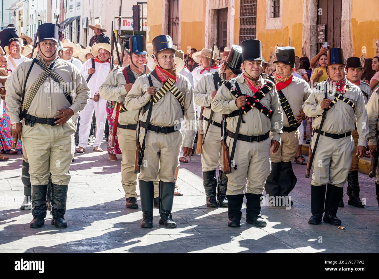Merida Mexico, Centro Historico Central Historico Central Historico, Parade Tag der mexikanischen Revolution Regierungsfeiertag, Mann Männer männlich, Erwachsene Erwachsene, Bewohner Stockfoto