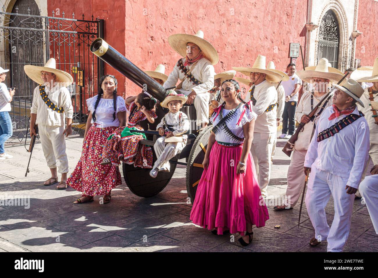 Merida Mexico, Centro Historico Central Historico Central Historico, Parade Tag der mexikanischen Revolution Regierungsfeiertag, Mann Männer männlich, Frau Frauen weiblich, Erwachsene Stockfoto