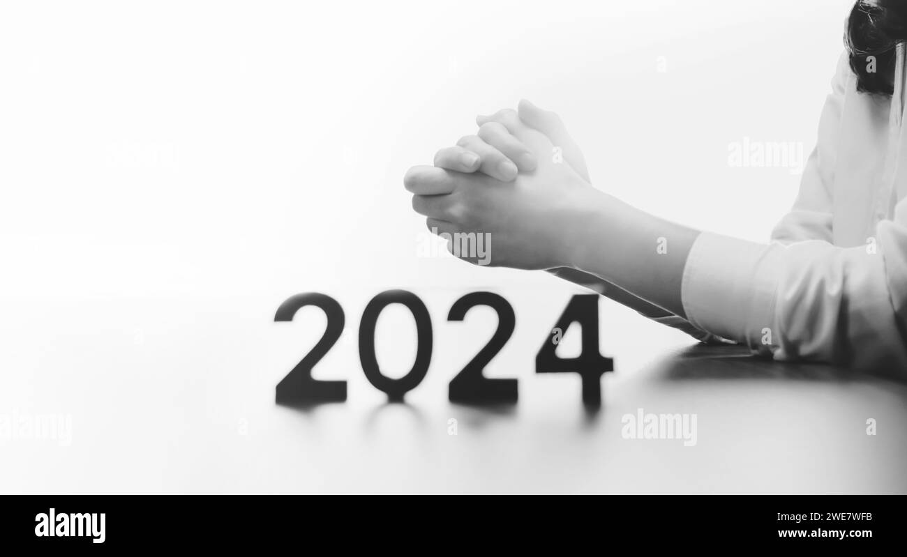 Neujahr 2024 Christen beten und verehren mit Händen zusammen, Kirche und Religion Glauben und Glaubenshintergrund Stockfoto