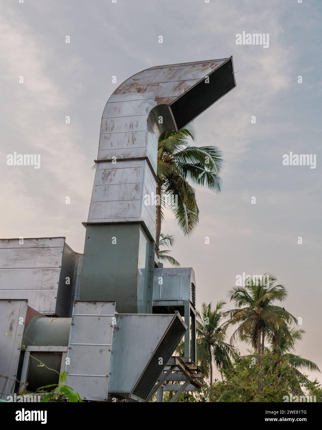 Externe Einheit einer zentralen Klima- und Lüftungsanlage tagsüber und vor dem Hintergrund des Himmels. Stockfoto Externe Einheit einer zentralen Klima- und Lüftungsanlage tagsüber und vor dem Hintergrund des Himmels. Stockfoto
