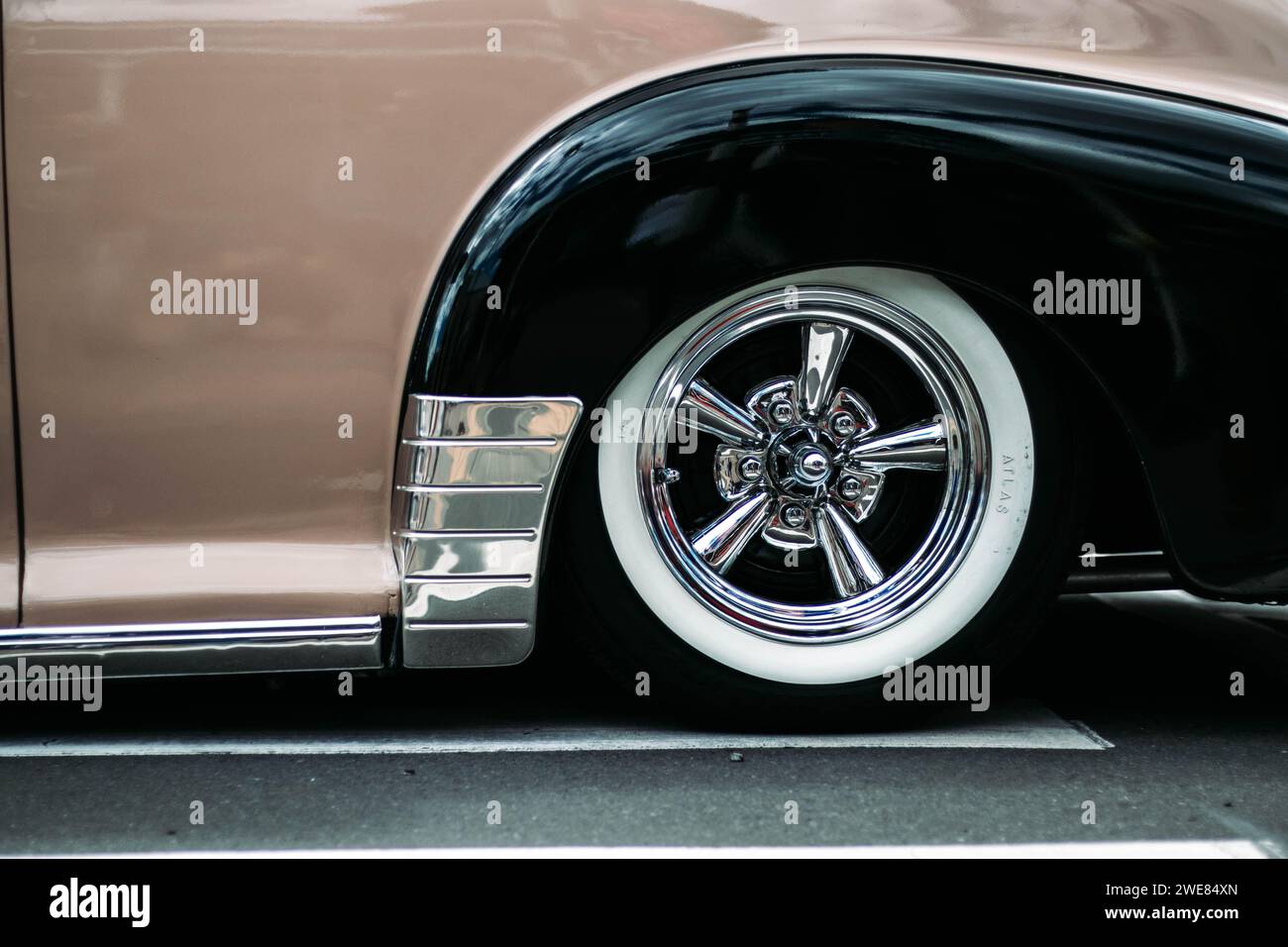 Cooler Hinterreifen in Schwarz und weiß eines Oldtimers bei einer Rallye. Stockfoto