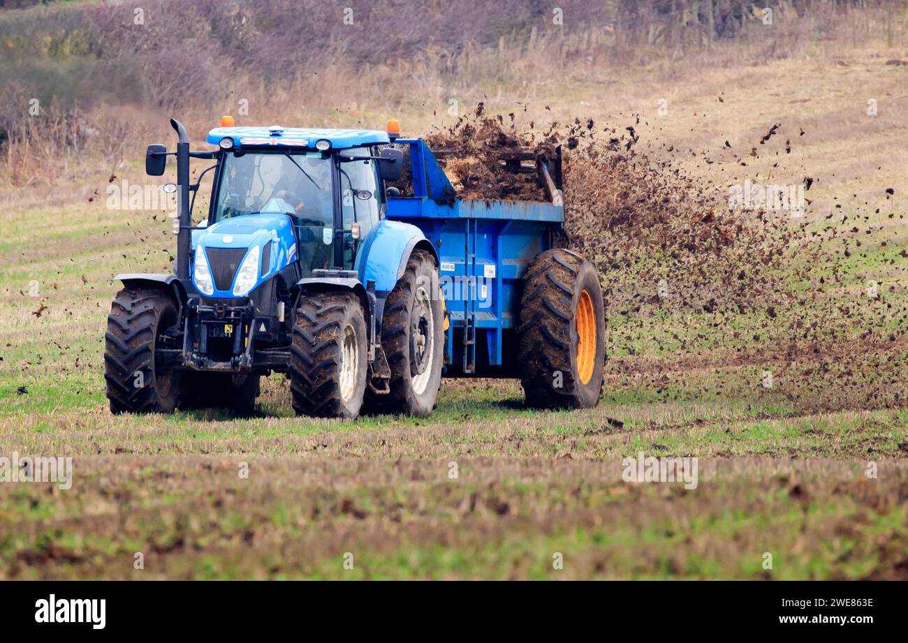 Aktenfoto vom 03/2021: Ein Landwirt, der Dünger auf einem Feld in North Yorkshire ausstreut. Die Richtlinien der Regierung für Landwirte zur Einhaltung von Vorschriften über die Wasserverschmutzung könnten rechtswidrig sein, sagte der Umweltwächter. Als Reaktion auf eine Beschwerde des WWF und ClientEarth sagte das Office for Environmental Protection (OEP), dass es „als Versuch, eine Ausnahme von oder eine Verteidigung für einen Verstoß gegen die Vorschriften der Farming Rules for Water zu schaffen“ gelesen wird. Ausgabedatum: Mittwoch, 24. Januar 2024. Stockfoto