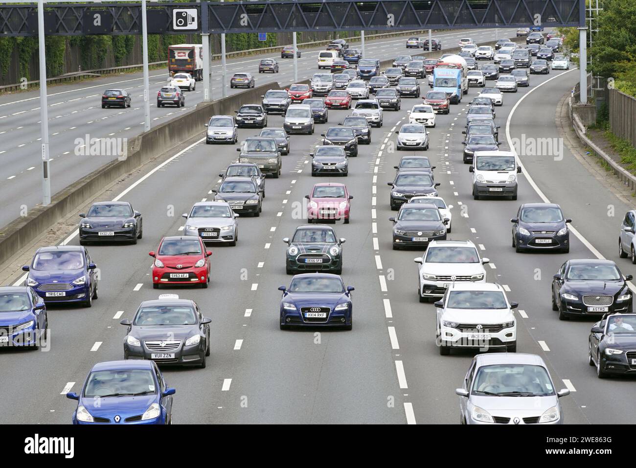 Aktenfoto vom 06/22 von Fahrzeugen auf der Autobahn M25 in der Nähe von Egham, Surrey. Kfz-Versicherungskunden, die monatlich Deckungsleistungen kaufen, können am Ende Hunderte von Pfund mehr bezahlen als diejenigen, die jährlich für Versicherungen zahlen - und die Lücke scheint in bar zu wachsen - laut einer Studie aus welcher? Die Verbrauchergruppe verwendete Daten von der Vergleichs-Website Go.Compare, um die durchschnittliche Differenz zwischen den Preisen zu ermitteln, die von den jährlichen und monatlichen Kunden zwischen Dezember 2018 und September 2023 gezahlt wurden. Ausgabedatum: Mittwoch, 24. Januar 2024. Stockfoto