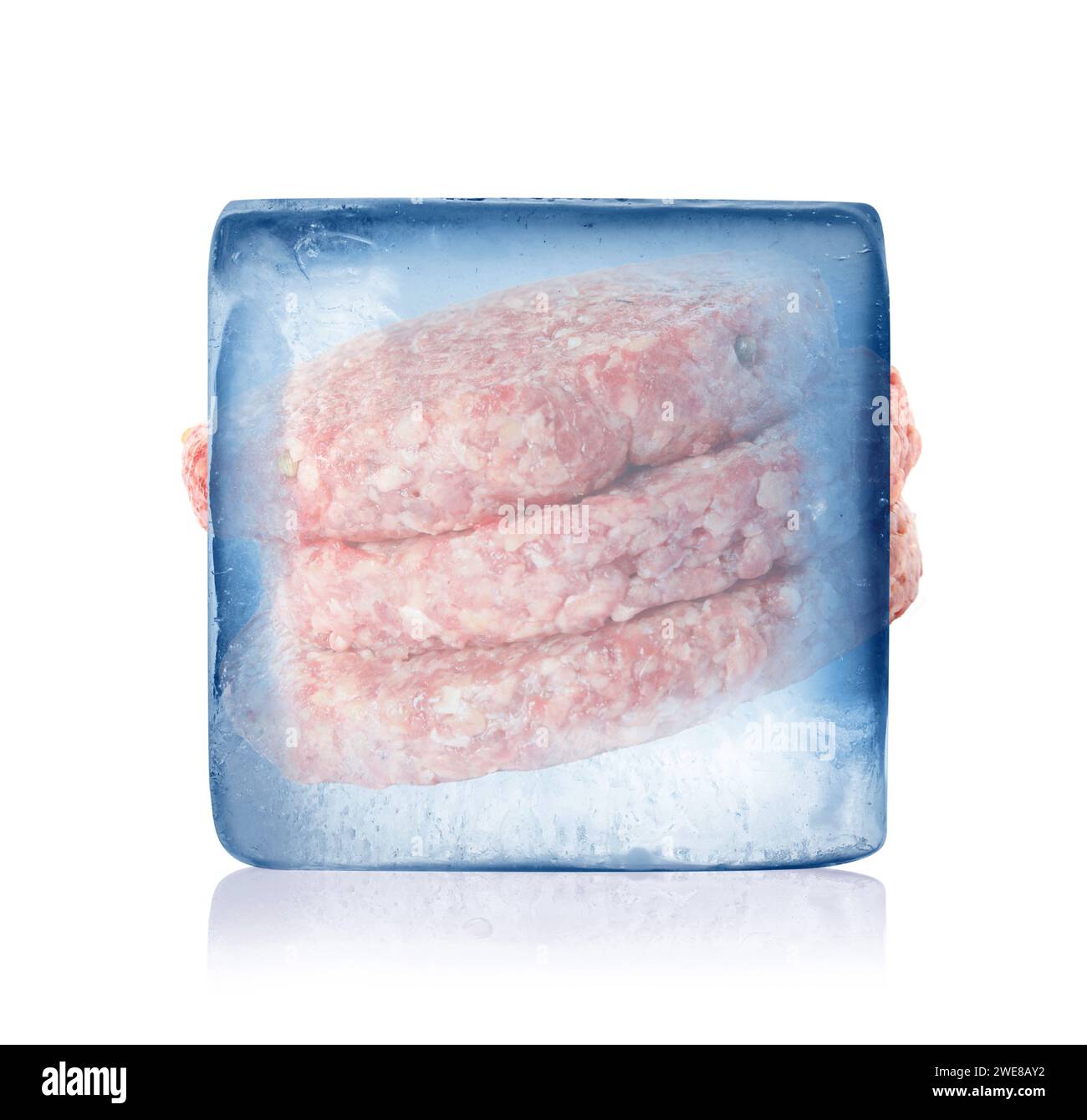 Tiefkühlkost. Rohe Hamburgerpasteten in Eiswürfeln isoliert auf weiß Stockfoto