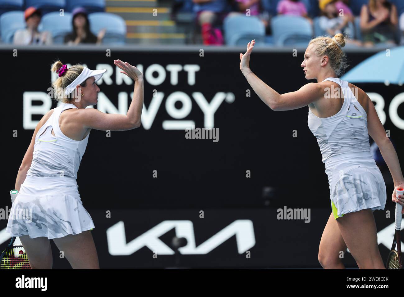 Melbourne, Australien, 24. Januar 2024. Tennisspielerin Katerina Siniakova (R) aus Tschechien und Storm Hunter aus Australien jubelten beim Australian Open Tennis Grand Slam 2024 im Melbourne Park. Foto: Frank Molter/Alamy Live News Stockfoto