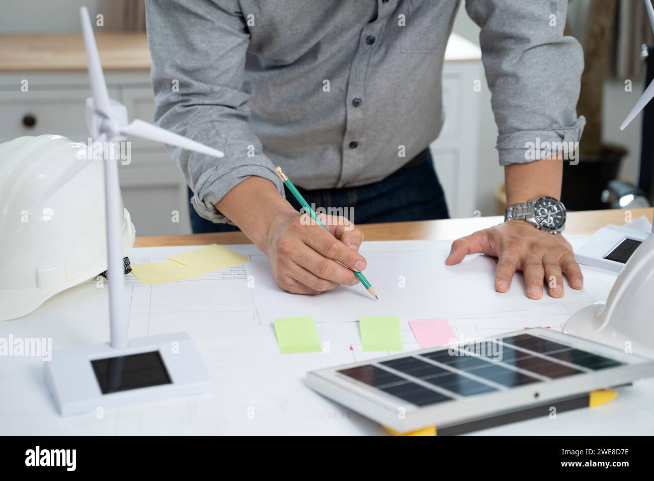 Geschäftsleute mit Sonnenkollektor auf dem Schreibtisch im Büro. Stockfoto