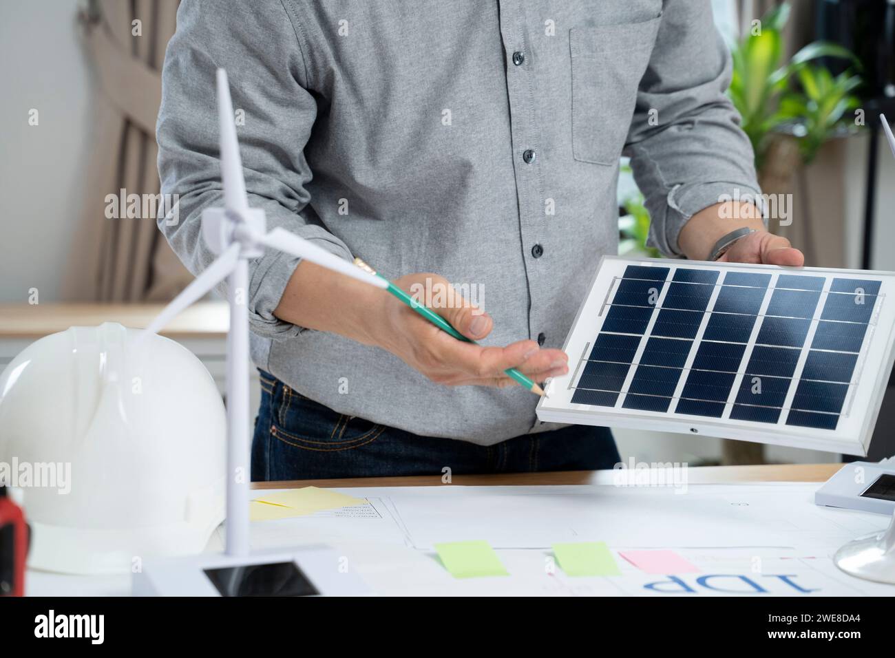 Geschäftsleute mit Sonnenkollektor auf dem Schreibtisch im Büro. Stockfoto