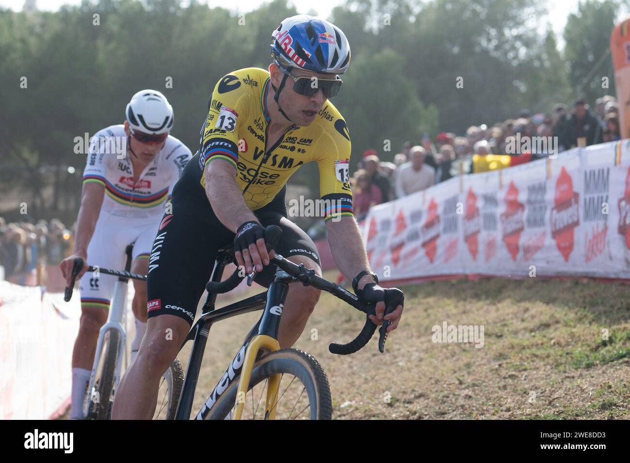 Wout van Aert führt Mathueu van der Poel bei der UCI Cyclocross-Weltmeisterschaft in Benidorm an Stockfoto
