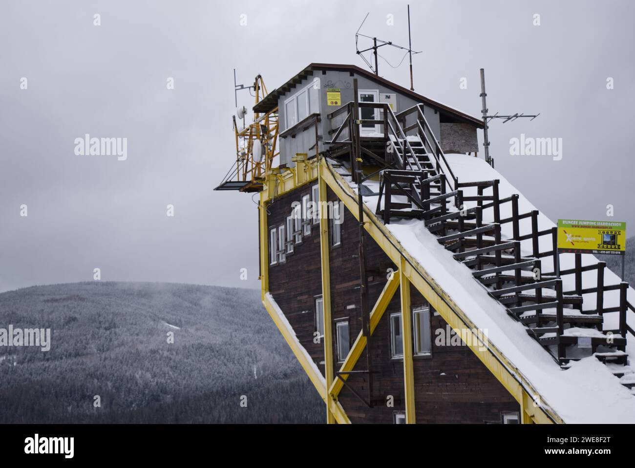 Die verlassene Mammutschanze in Harrachov, K180 ist die einzigartigste Plattform in Harrachov, sie ist unter 6 anderen Plattformen auf der ganzen Welt mit dieser Größe. Stockfoto