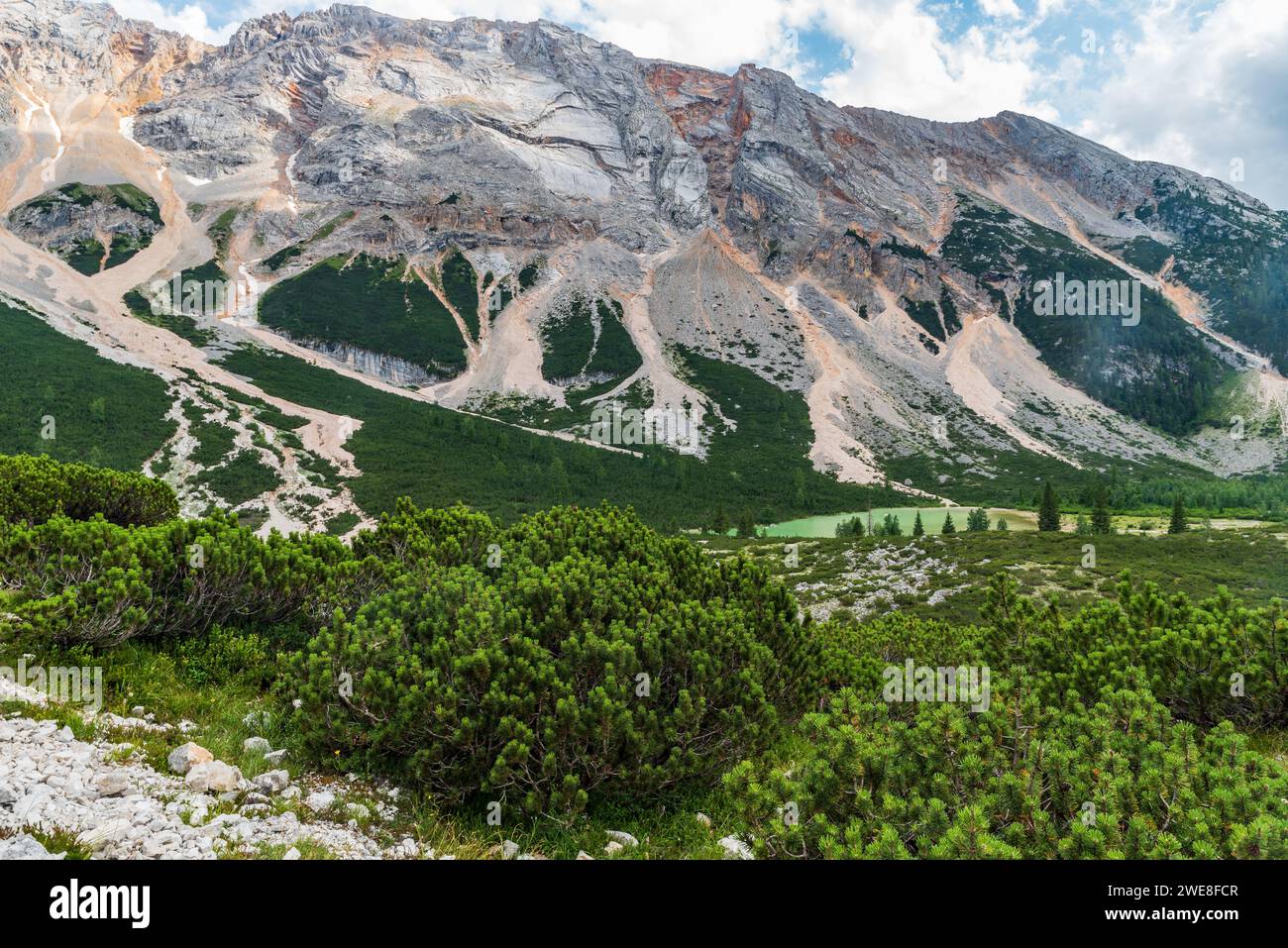 Lago Piciodel See mit felsigem Gipfel oben im Fanes Tal in den Dolomiten - Blick vom Wanderweg zwischen Fanes und Pederu Hütten Stockfoto