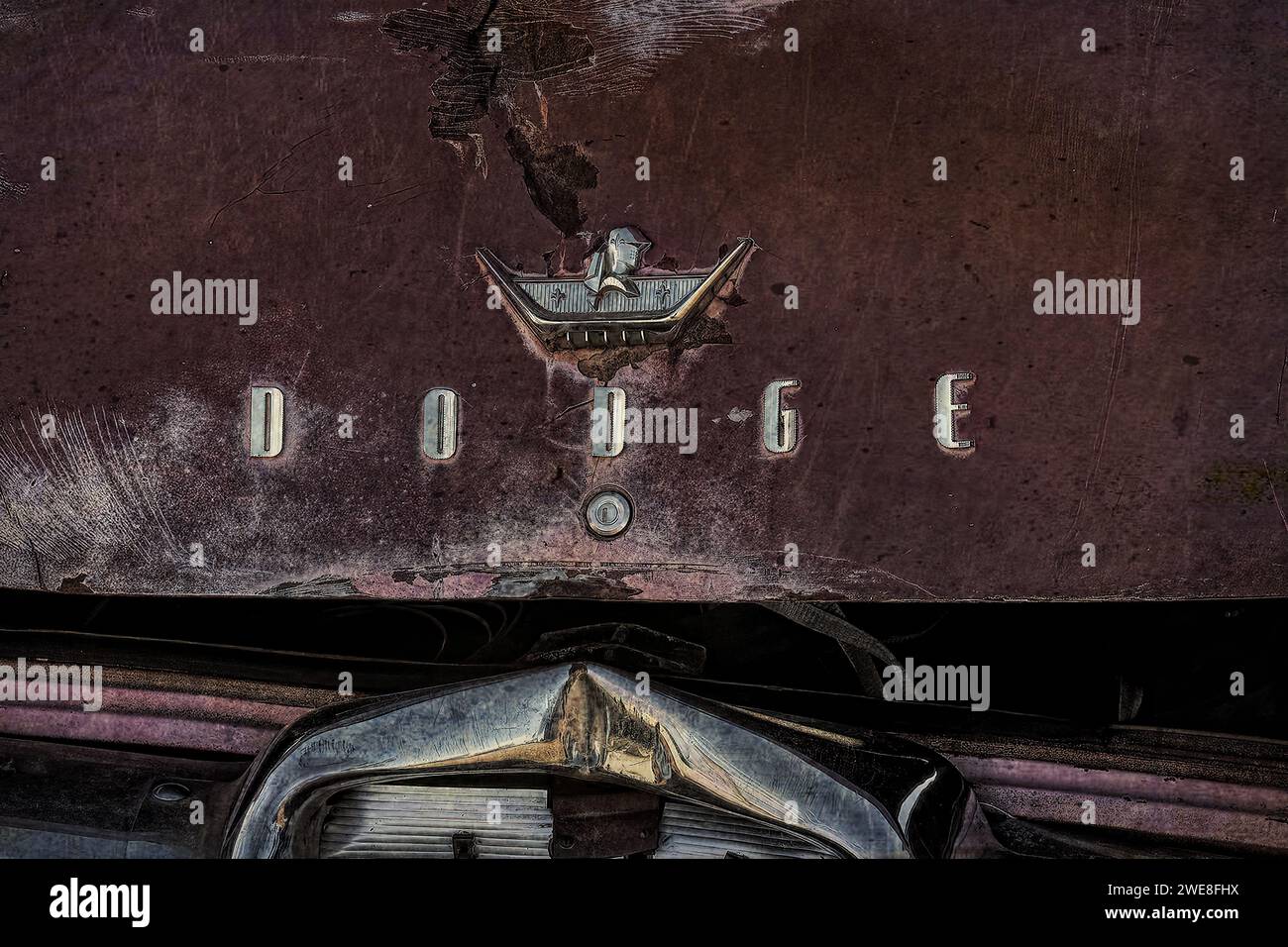 Eine Nahaufnahme des Namens und des Emblems eines Dodge auf der Schrottplatz-Limousine Chinook Montana Stockfoto