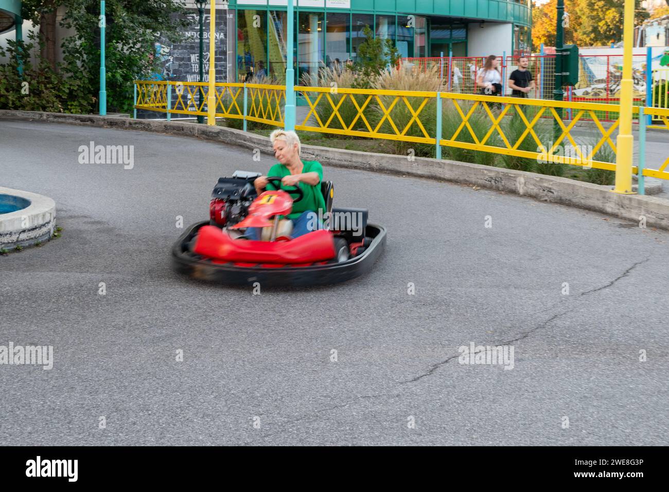 Wien, Österreich. Oktober 2023. Leute, die Gokart fahren, im Prater-Vergnügungspark Stockfoto