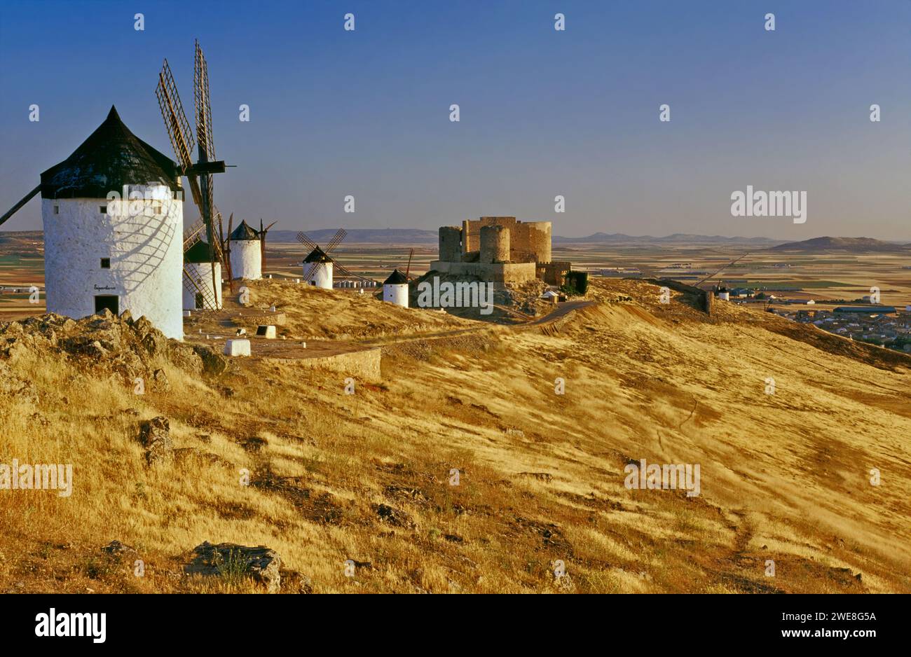 Windmühlen, Schloss La Muela, auf dem Hügel Cresteria Manchega, Sonnenaufgang, nahe Consuegra, Castilla-La Mancha, Spanien Stockfoto