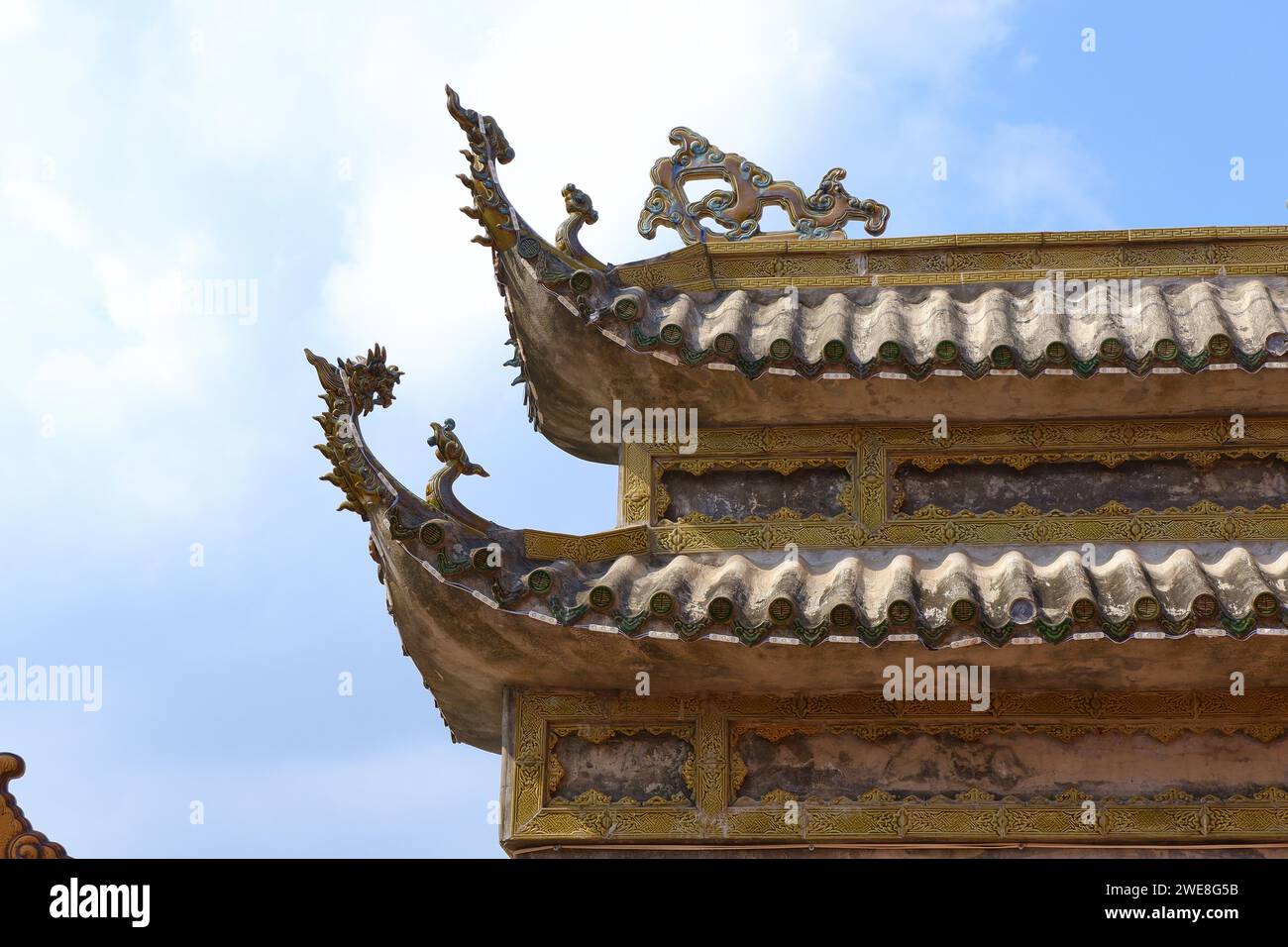 Ornamente auf dem Dach eines traditionellen vietnamesischen Tempels Stockfoto