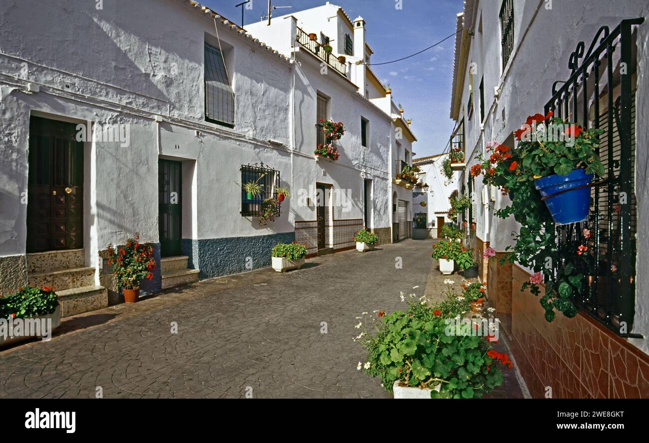 Calle del Prado, Straße in der maurischen Stadt Torrox, Andalusien, Spanien Stockfoto